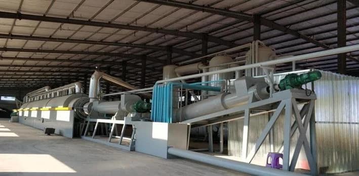 Línea de producción con horno rotativo y transportadores dentro de galpón