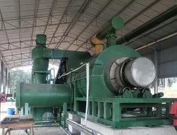 Reactor de termólisis pintado de verde bajo galpón de proceso